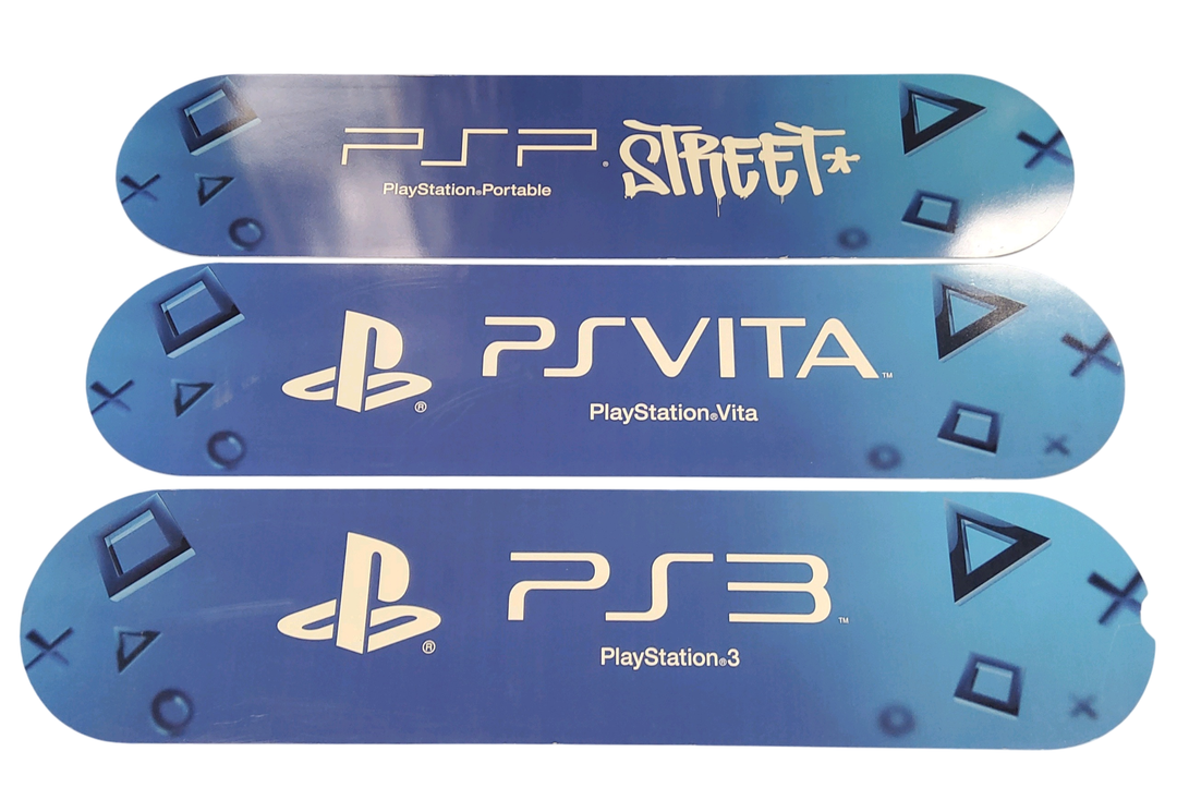 Sony – PlayStation – Lot de 3 PLV sur les différentes consoles : PSP – PS Vita – PS3 – H.130 x L.30 cm. 1 PLV abîmé.