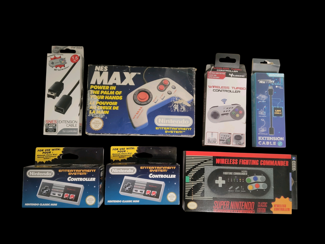 Nintendo – Super NES & NES – Ensemble d’accessoires et manettes comprenant : – Une manette Nes Max (avec boîte) – Deux manettes officielles NES Classic Mini (boîte d’origine) – Une manette sans fil Wireless Fighting Commander Hori (SNES Classic Edition) – Une manette Wireless Turbo Controller – Deux câbles rallonges (SNES Classic/Retro-Bit) Certains éléments en état Neuf, scellés.