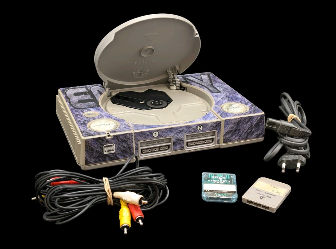 Sony – Console de salon – PlayStation 1 (flocage personnalisé). Test d&rsquo;allumage effectué avec succès. Avec cordon d&rsquo;alimentation, câble vidéo, 2 cartes mémoire.