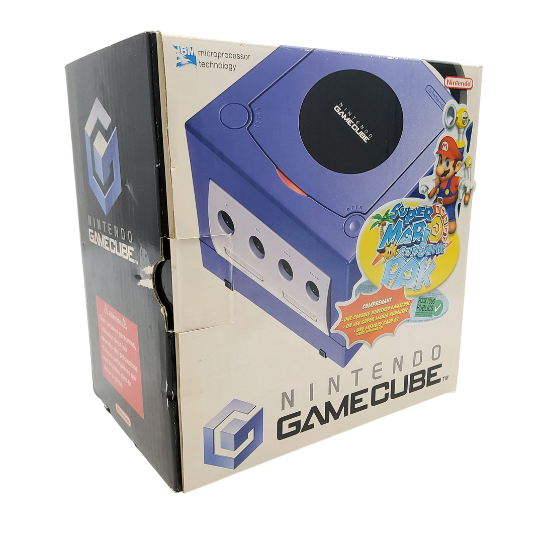 Nintendo – GameCube – Super Mario Sunshine Pak – Console de salon – Test d&rsquo;allumage effectué avec succès. Avec une manette (fonctionnelle, jeu Super Mario Sunshine, Carte mémoire avec sa boîte, notices, cordon d’alimentation, câbles vidéo, câble péritel, boîte.