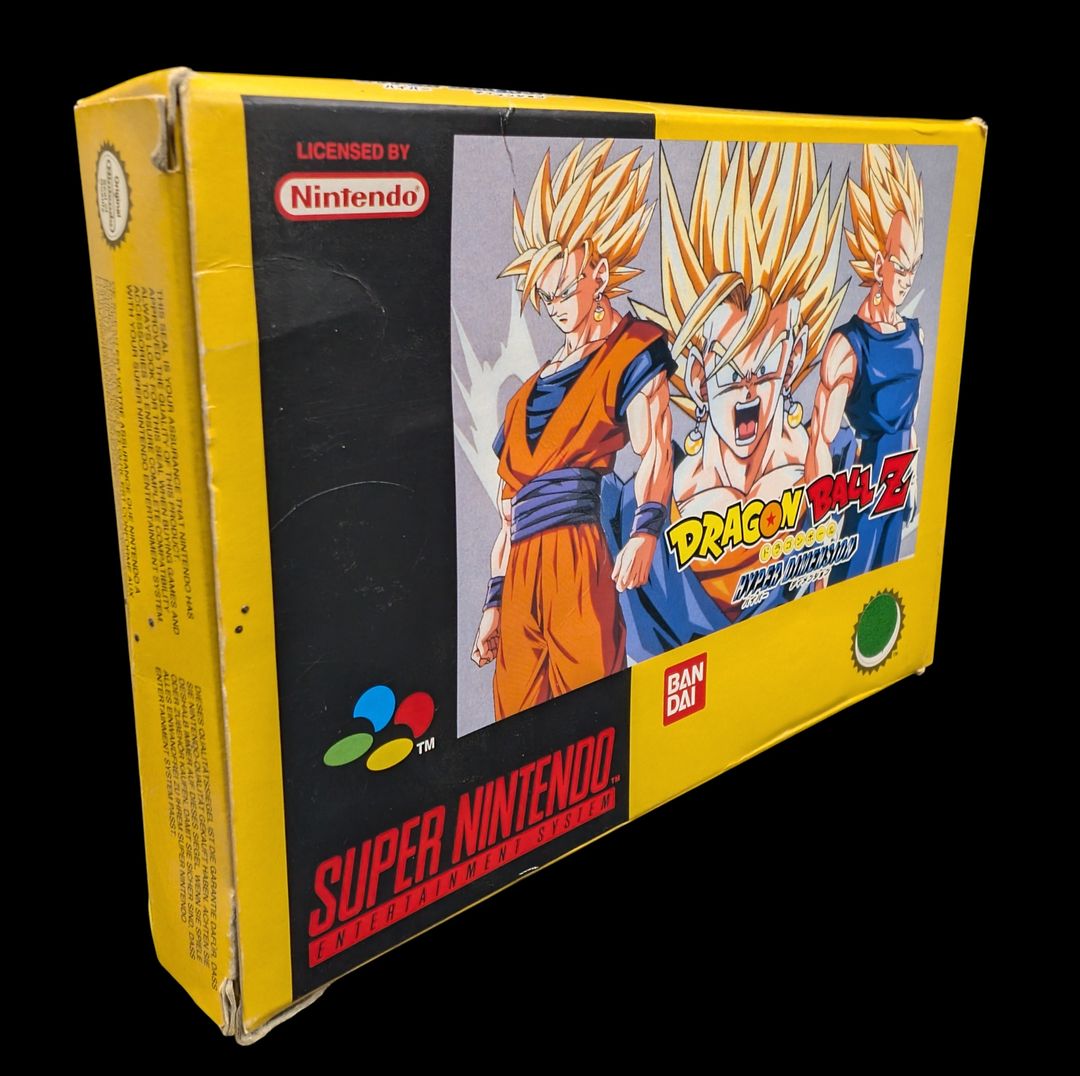 Nintendo - Super NES - Jeu Dragon Ball Z, Hyper Dimension. Avec boîte (légères déchirures au recto et verso, voir photos), notices, cale en carton. Version du jeu EUR.