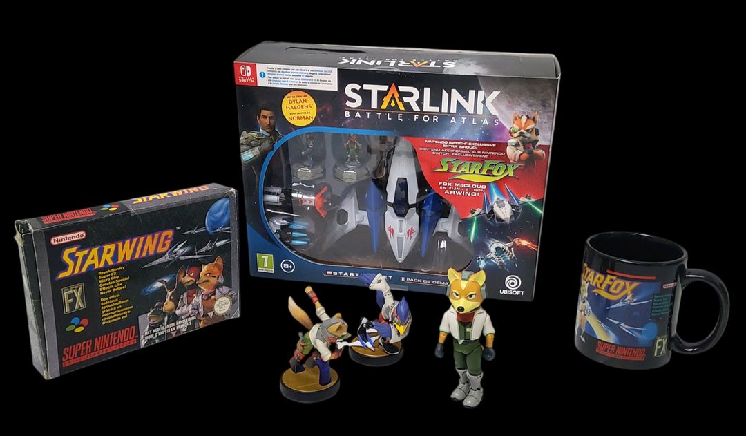 Collection de l&rsquo;univers STARFOX : Lot comprenant : – 1 Coffret Starlink Battle for Atlas – 1 jeu Super NES Starwing avec boite, cale et notice. – Goodies : Figurines et tasse.