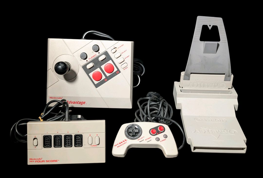 Nintendo – NES – Ensemble d’accessoires comprenant : – Joystick NES Advantage – Manette NES Max, multitap NES Four Score. – 2 adaptateurs Horelec.