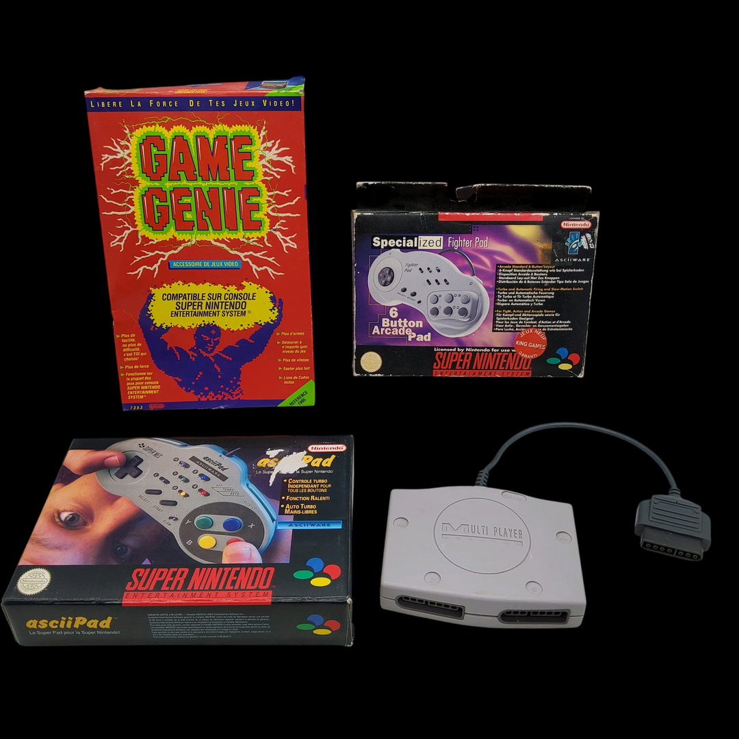 Nintendo – Super NES – Lot d&rsquo;accessoires et manettes comprenant : – Jeu Game Genie (Avec boite, notice) – Fighter Pad (Avec boite, notice, manette) – Asciipad (Avec boite, manette, câble) – 1 Multi Player Adaptator
