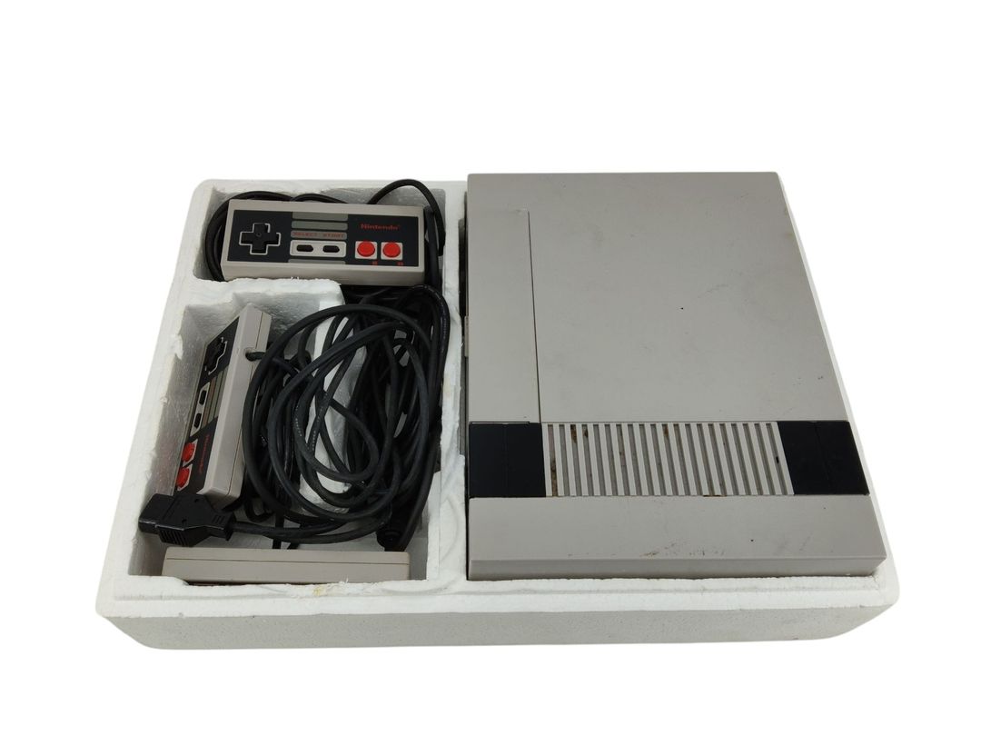 Nintendo – Console de salon Nes (NINTENDO ENTERTAINMENT SYSTEM). Avec 3 manettes, câble vidéo, sans cordon d&rsquo;alimentation.