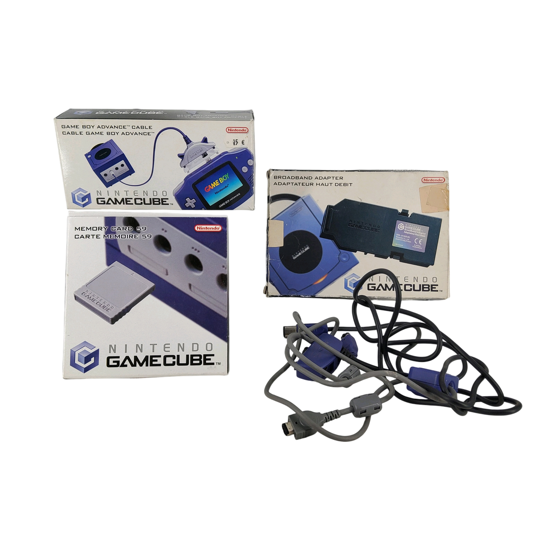 Nintendo – GameCube – Lot d&rsquo;accessoires : – Adaptateur haut débit (boite + adaptateur + cale intérieure +notice) – Câble Game Boy Advance (boite +câble) – Carte mémoire 59 (câble + boite + cale intérieure + notice + carte mémoire) – 2 câbles.