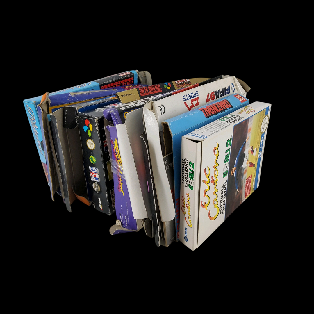 Nintendo – Super NES – Lot de 10 boites de jeux vides dont Pilotwings, Super Bomberman, Street Fighter II Turbo, Super Street Figher II. Avec 3 notices, 1 cale en carton.