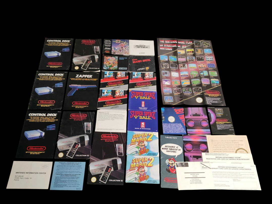 Nintendo – NES – Lot de 32 Notices consoles / jeux dont : Super Mario 2, Super Pike V&rsquo;Ball. Avec divers accessoires : papiers de garantie, coupons Nintendo, carte info center, dépliants publicitaires. Doublons présents.