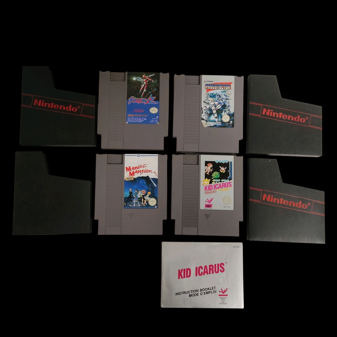 Nintendo – NES – Lot de 4 jeux : Probotector, Maniac Mansion, Section Z, Kid Icarus. Avec fourreaux, 1 notice. Version des jeux FAH.